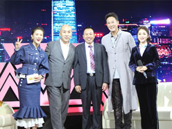 新望董事長(zhǎng)羅永輝與著名歌星劉尊老師、汪正正老師、郭津彤老師、主持人雅琪在北京電視臺(tái)錄制節(jié)目現(xiàn)場(chǎng)親切合影